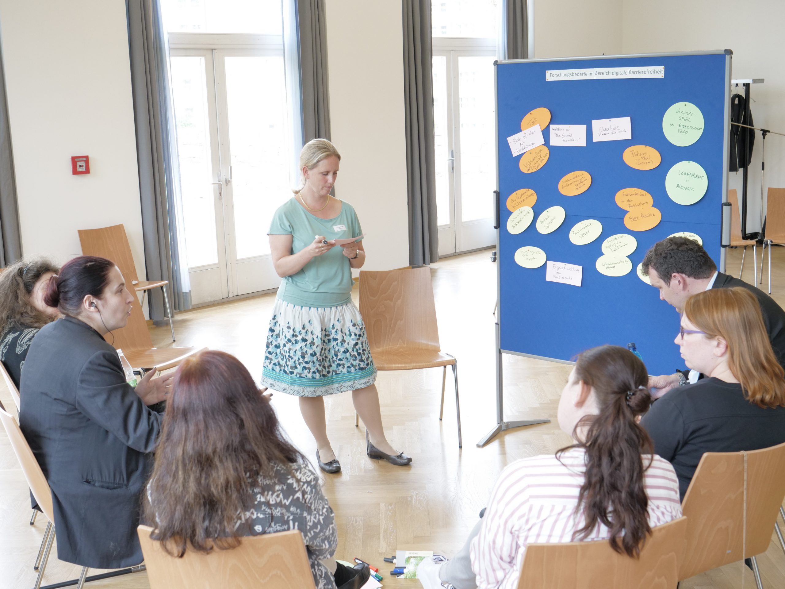 Dr. Sarah Voß-Nakkour sammelt die Aussagen der Forschungsbedarfe zur digitalen Barrierefreiheit.