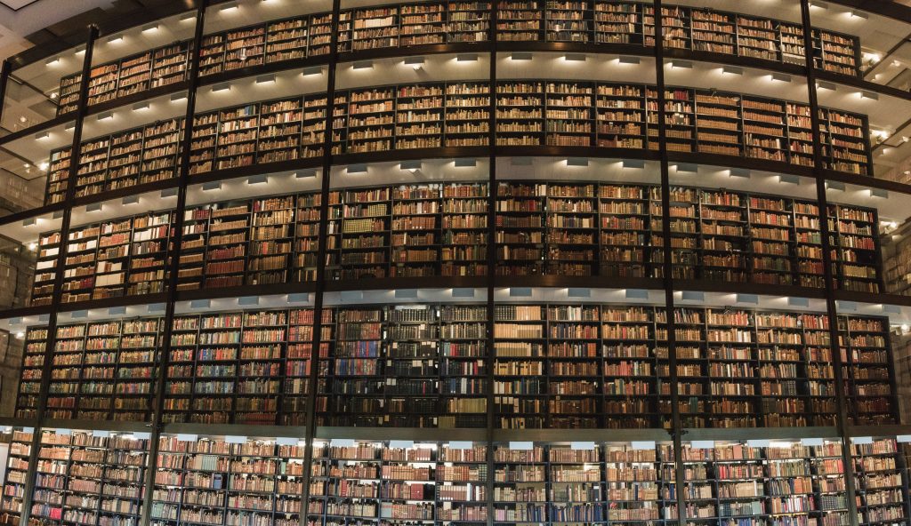 Eine Bücherwand einer Bibiliothek.