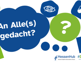 Der Slogan "An alle(s) gedacht?" ist in einer Gedankenblase. Daneben in blauen und grünen Frmen die Icons: Rollstuhlfahrer*in, durchgestrichenes Auge, Brille, Fragezeichen, Ohr, Gebärdensprache. Darunter die Logos von HessenHub und DigiBar.