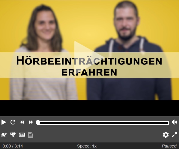 Videoplayer mit Standbild aus Video, auf dem eine weibliche und eine männliche Person zu sehen sind. Davor der Text "Hörbeeinträchtigungen erfahren."