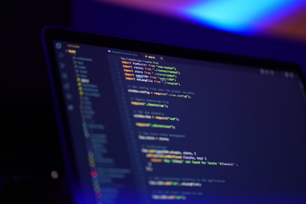 Ein Laptop-Bildschirm auf dem ein Code-Editor mit geöffnetem Code zu erkennen ist. Die Bedeutung des Codes ist nicht zu erkennen.