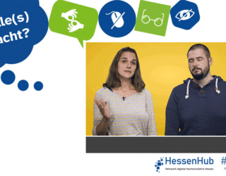 Eingebettet in das Design der Kampagne, mit der Sprechblase „An Alle(s) gedacht?“ wird ein Video dargestellt in dem eine weibliche und eine männliche Person sprechen. Es ist kein Ton zu hören. Unter dem Video steht der Text: User 1: Verstehst du was sie sagen? User 2: Hm... Ne, keine Ahnung...". Darafhin wird ein Textfeld im Video mit den Worten eingeblendet: Untertitel helfen!