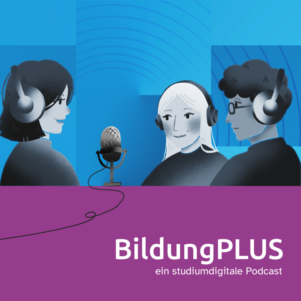 Titel: BildungPLUS. Ein studiumdigitale Podcast. Darüber ein gezeichnetes Bild, auf dem drei Personen mit Kopfhörern zu sehen sind, die zueinander schauen. Zwischen ihnen steht ein Mikrofon.