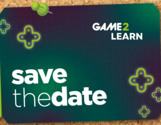 Auf eine Pinnwand ist eine grüne Karte gepinnt. Auf dieser steht "Save the date - Game2Learn. 1. Oktober 2025 - Hochschule RheinMain"