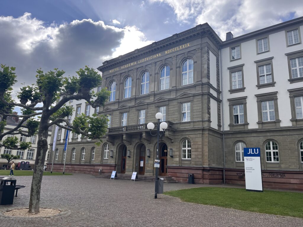 Blick auf das Hauptgebäude der JLU.