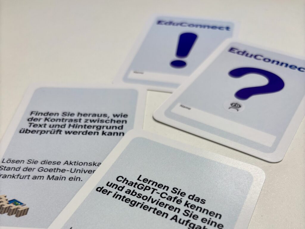 Vier Aufgabenkarten, die an den Ständen der EduConnect eingelöst werden könnten, liegen auf einer flachen Oberfläche